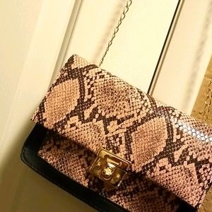 ♀️ NEW Pink snakeskin purse with gold hardware